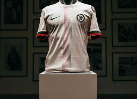 Het uittenue van Chelsea voor het seizoen 202526 is een eerbetoon aan het iconische tenue uit 1974