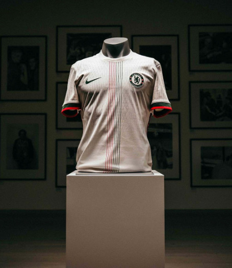 Het uittenue van Chelsea voor het seizoen 202526 is een eerbetoon aan het iconische tenue uit 1974