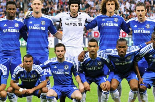 Chelsea spelers in het blauwe thuisshirt van 2012 met Samsung sponsor voorafgaand aan de Champions League finale.
