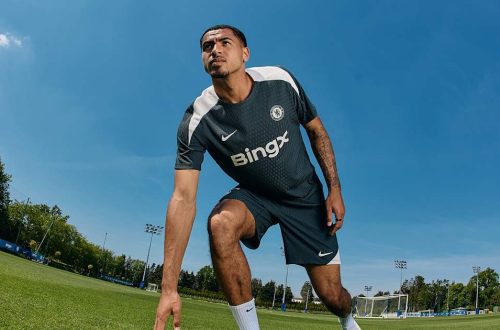 Chelsea speler in een donkergroen Nike trainingsshirt tijdens een voetbaltraining buiten op natuurgras