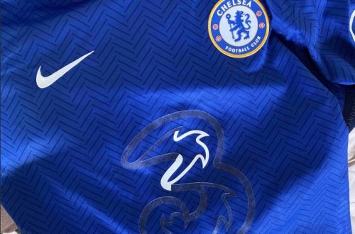 Blauw Chelsea voetbalshirt met beschadigde '3' sponsorbedrukking. Een voorbeeld van wat er gebeurt bij verkeerd wassen.