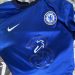 Blauw Chelsea voetbalshirt met beschadigde '3' sponsorbedrukking. Een voorbeeld van wat er gebeurt bij verkeerd wassen.