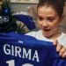 Jonge voetbalfan ontvangt een Chelsea shirt als cadeau en reageert enthousiast tijdens de feestdagen