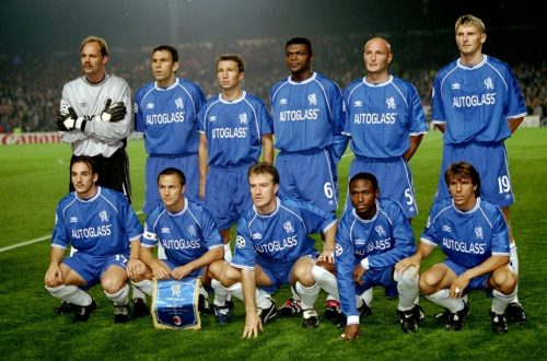 Chelsea selectie in Umbro Autoglass thuisshirt (1997-1999), iconisch retro Chelsea shirt